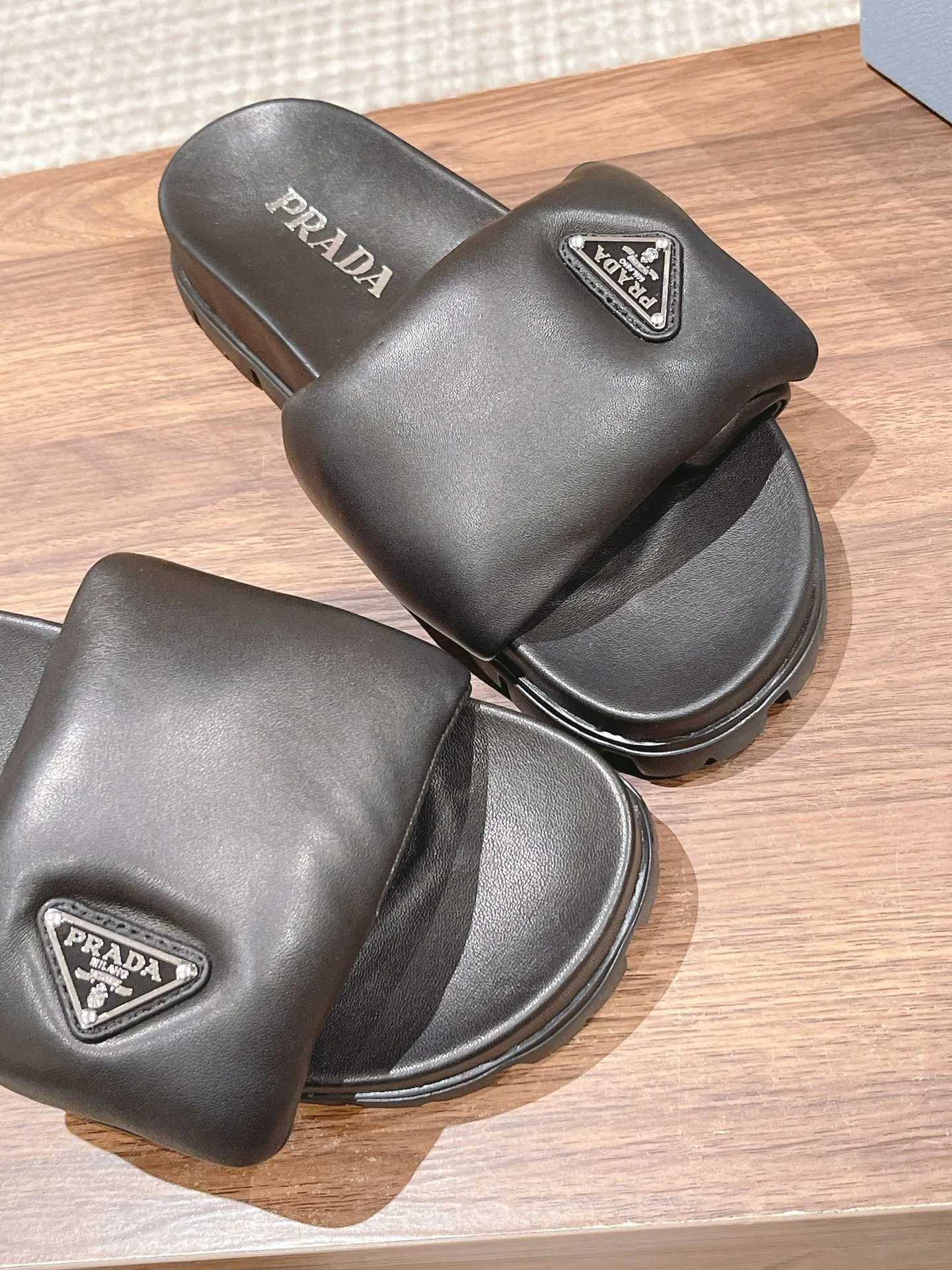 💕💕Factory direct selling price p440💕💕 💕💕Factory direct selling price pRADA Prada 2023 new bread slippers, super soft and comfortable item. Both the upper and the lining are made of sheepskin, and the entire water table is wrapped in sheepskin🐏It seems simple, but relatively expensive❕The three layers of sponge inside are exclusively customized and the sole rubber foam Not ordinary 💕💕Factory direct selling price pU foam bottom strictly follows the essence of the original version! Size：35-41M